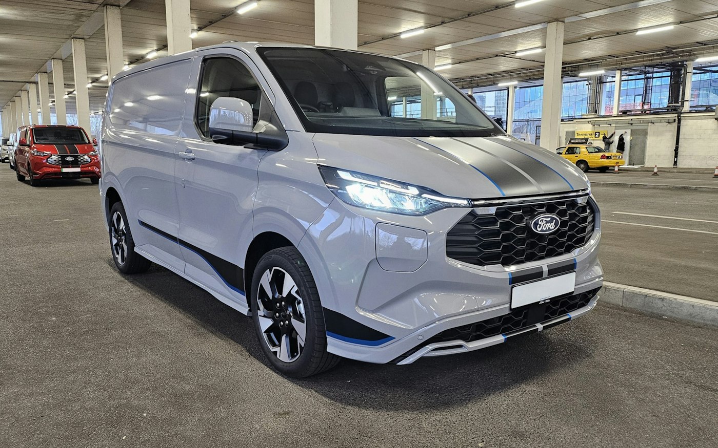 Srebrny Ford Transit Custom w garażu podziemnym