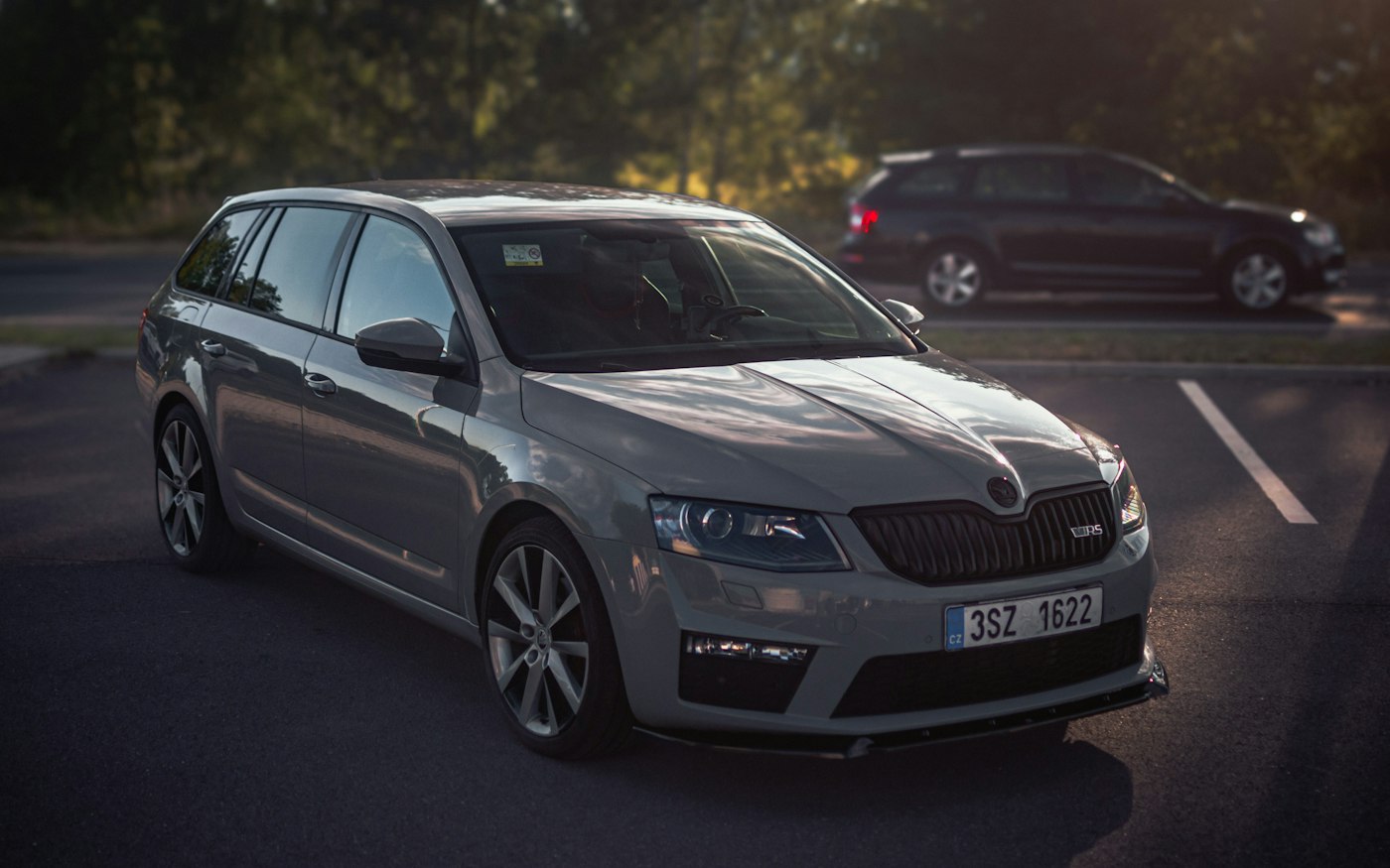 Szara Skoda Octavia Combi na parkingu