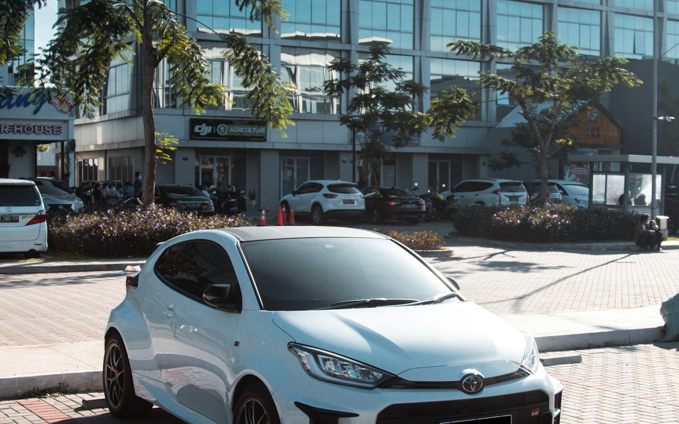 Biała Toyota Yaris zaparkowana w mieście